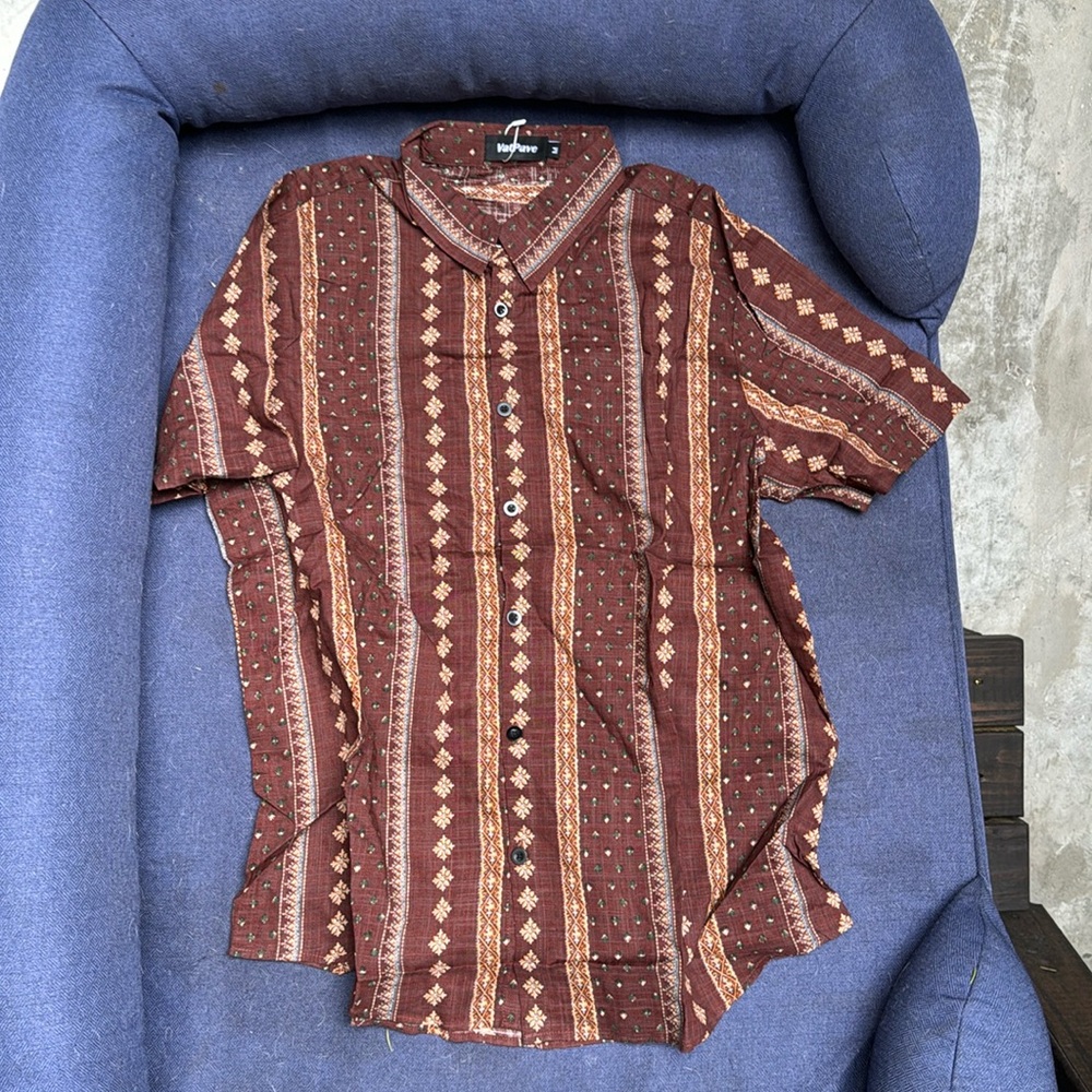 Men’s short sleeve, button-down shirt, brown pattern